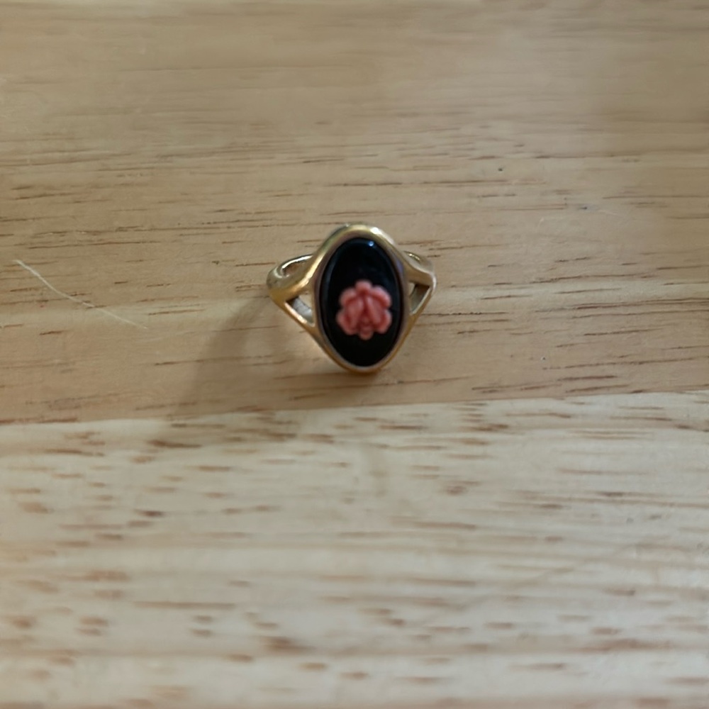 Avon vintage cameo ring.